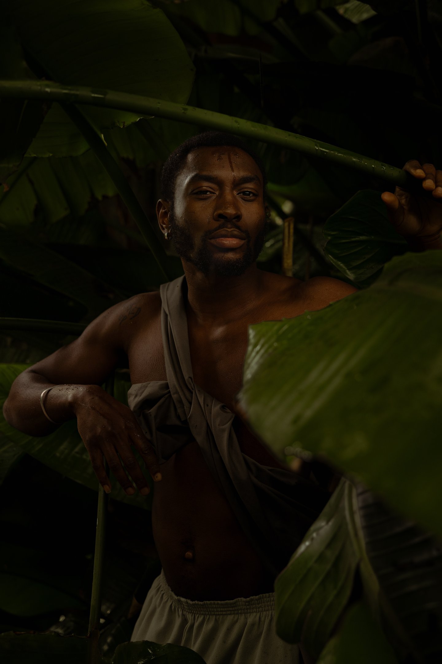 Portrait artistique de Mick dans la jungle lors d’un voyage photo au Portugal