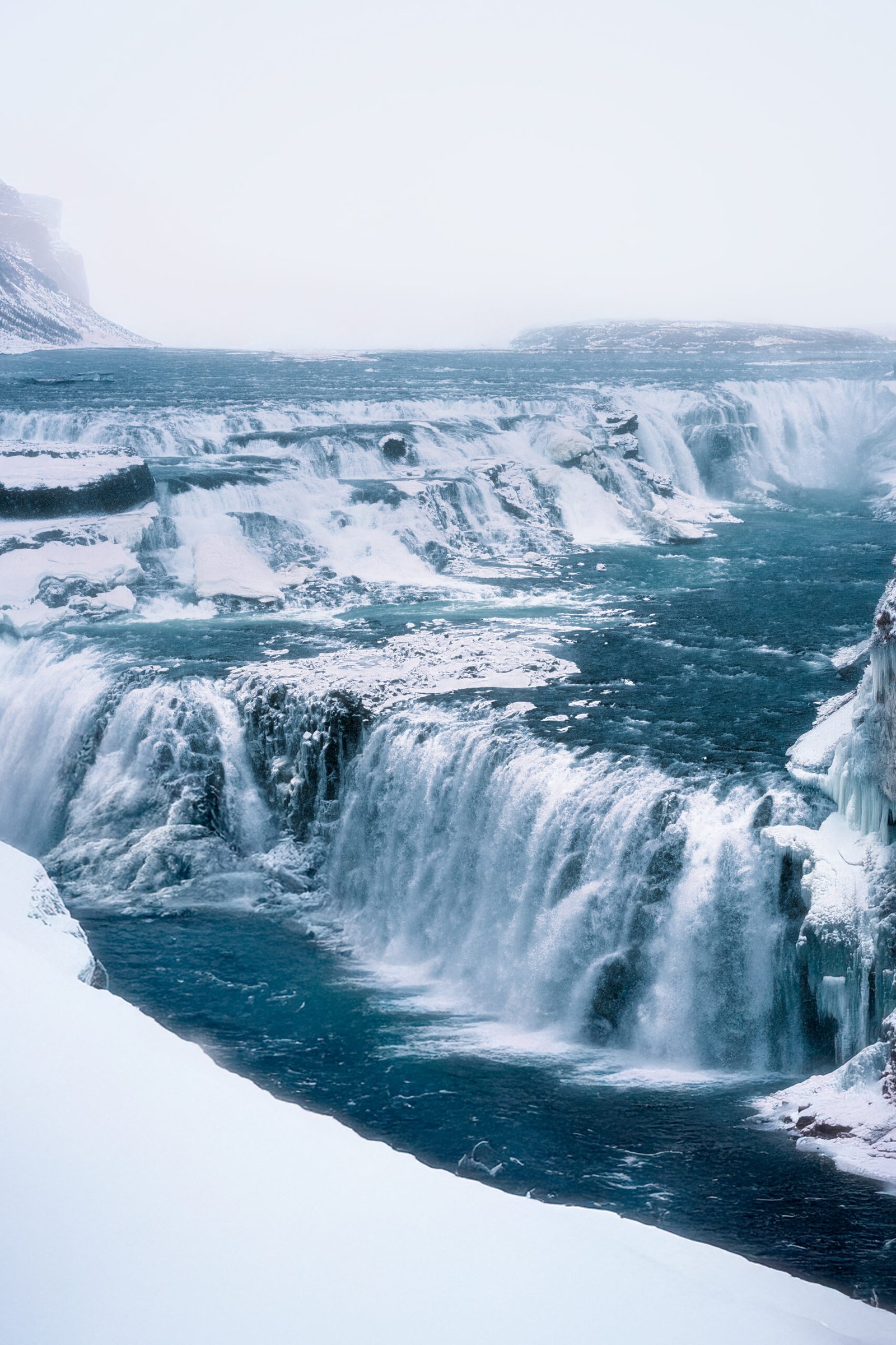 Cascade majestueuse en Islande, contenu photo pour une agence de location de van