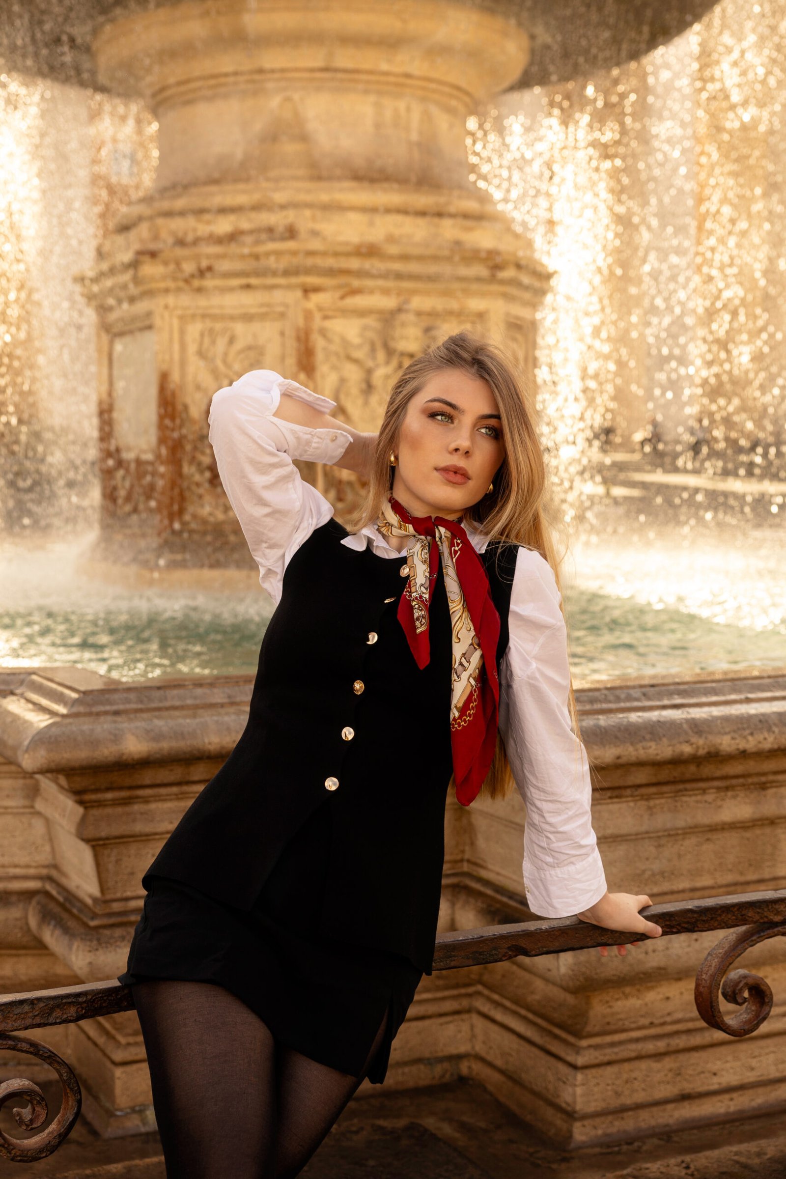 Portrait de Charline en tenue élégante devant une fontaine lors d’un voyage photo en Italie