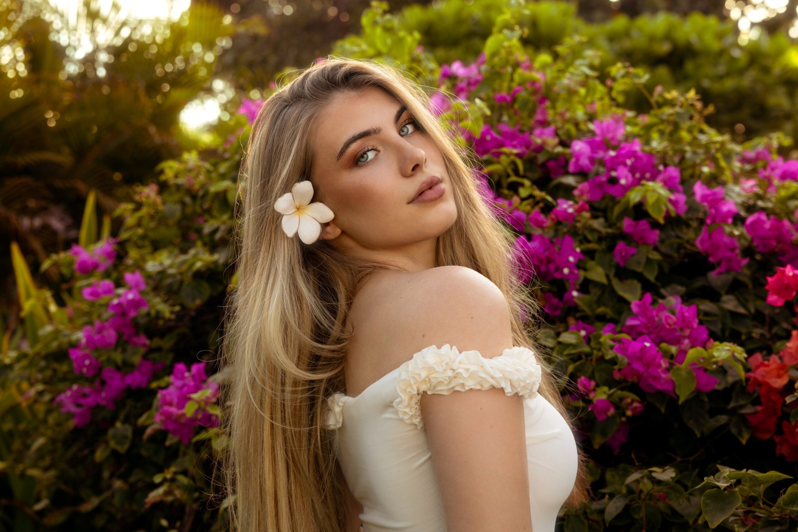 Portrait tropical de Charline au cœur d’un décor floral à Bali, capturé par Laura Xavier.