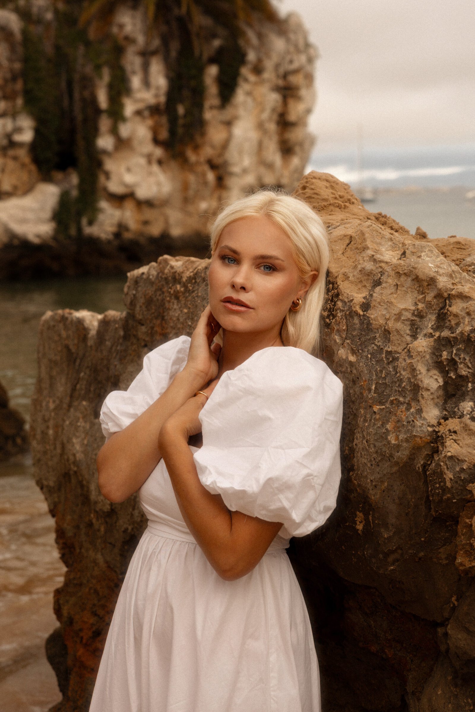 Portrait de Coline en robe blanche lors d’un voyage photo au Portugal