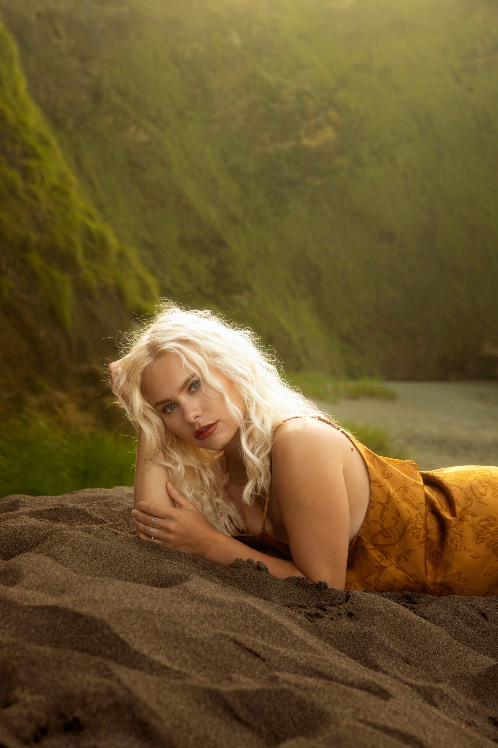 Portrait de Coline allongée sur le sable lors d’un voyage photo aux Açores