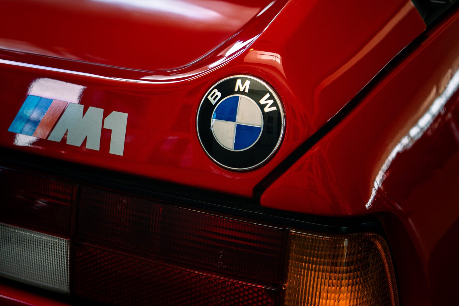 hotographie de détails lors d’un évènement BMW, logo BMW sur voiture rouge