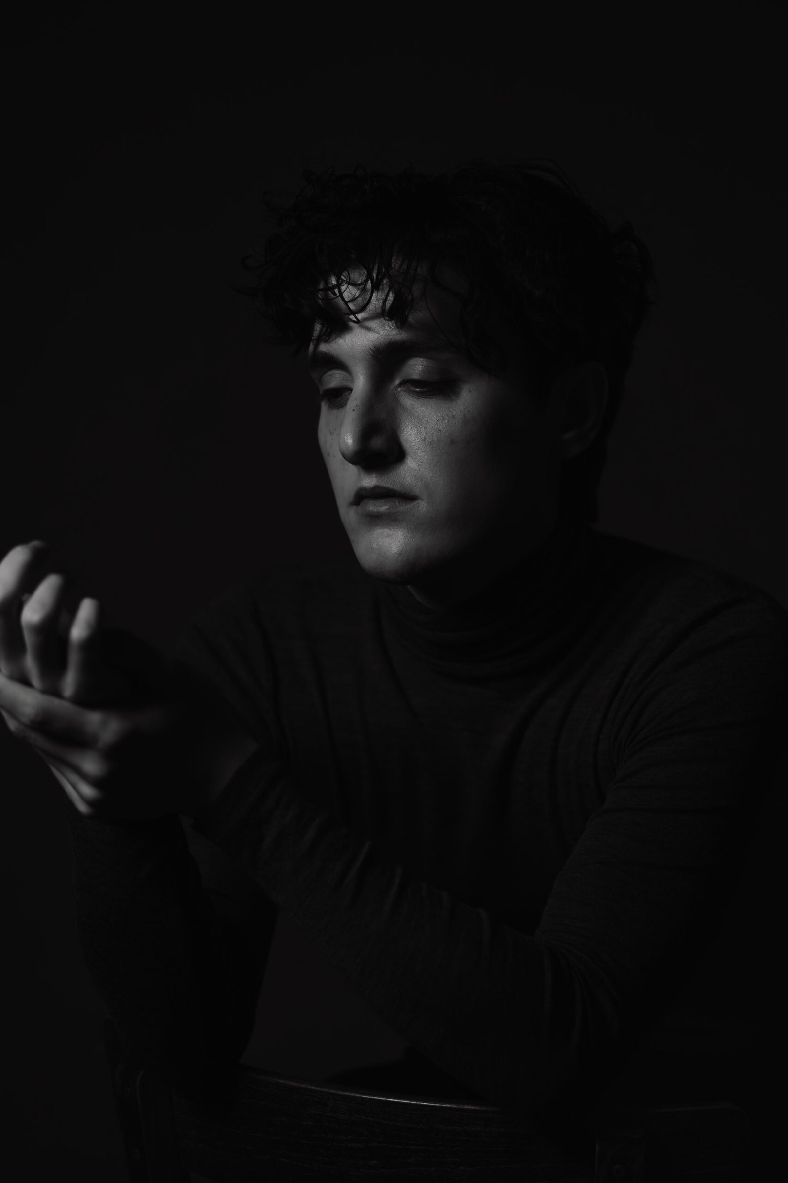 Portrait studio en noir et blanc d’Elio à Séoul, voyage photo international