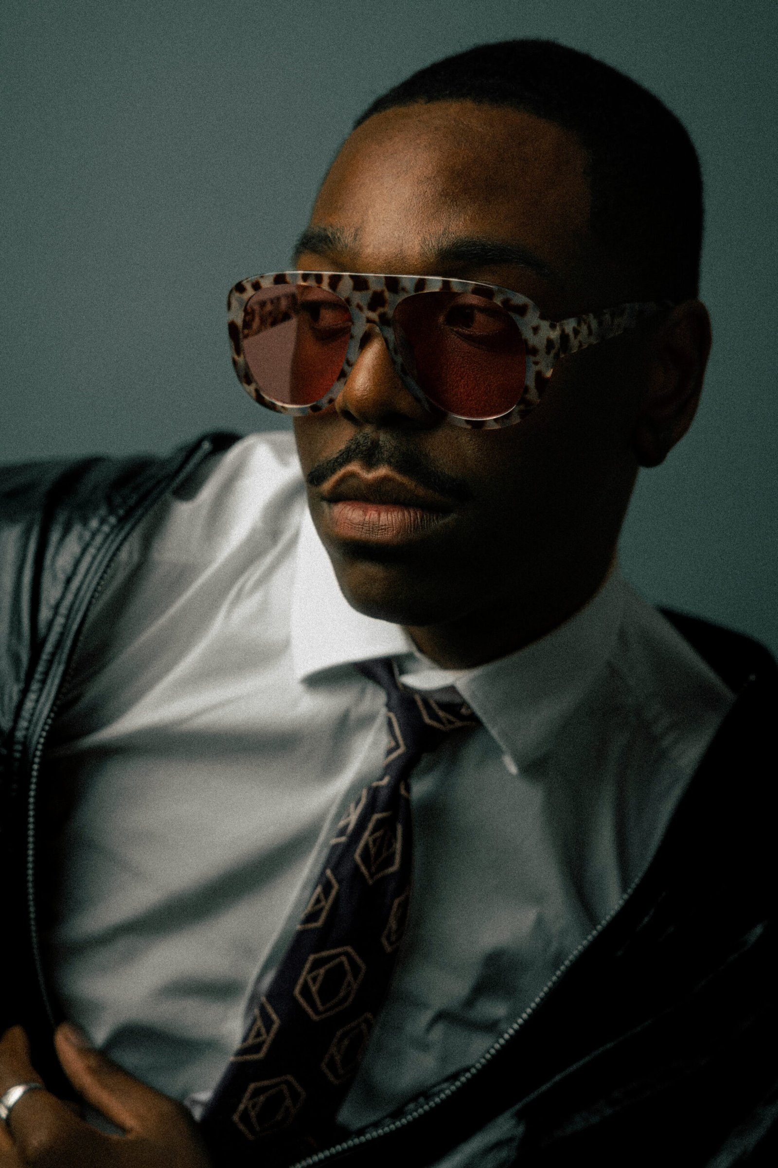 Portrait mode d’un homme en studio photo à Lyon avec lunettes de soleil