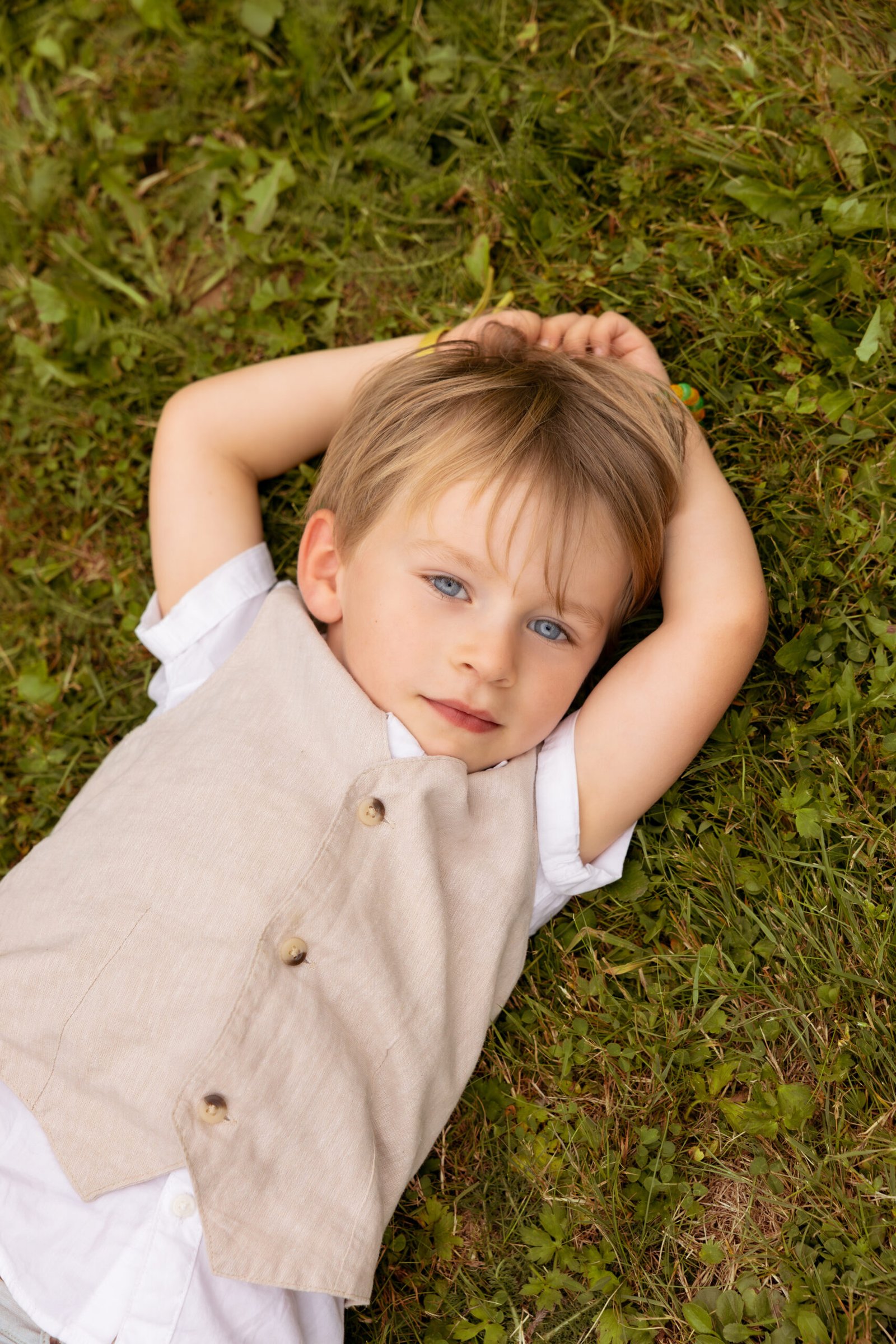 ADELINE-1 Portrait d’un enfant allongé dans l’herbe lors d’une séance photo formule enfants