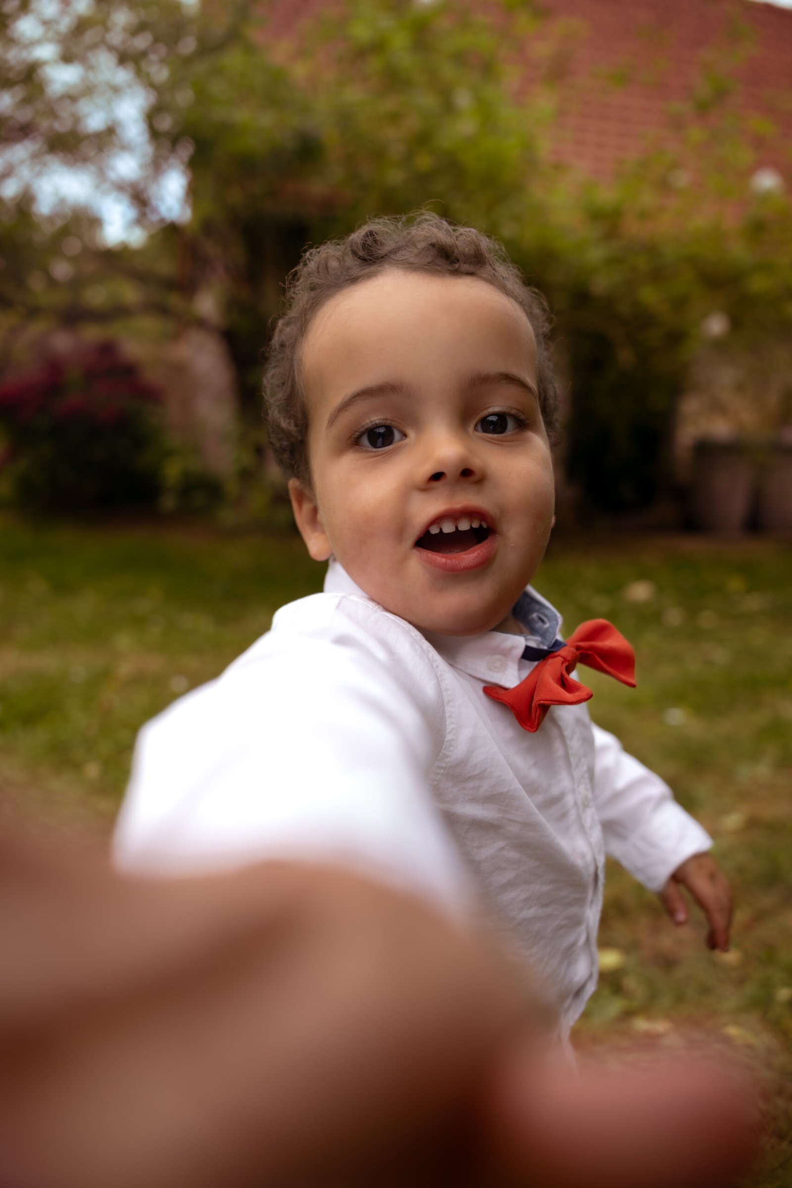 Portrait d’un enfant portant un nœud papillon rouge lors d’une séance photo formule enfants