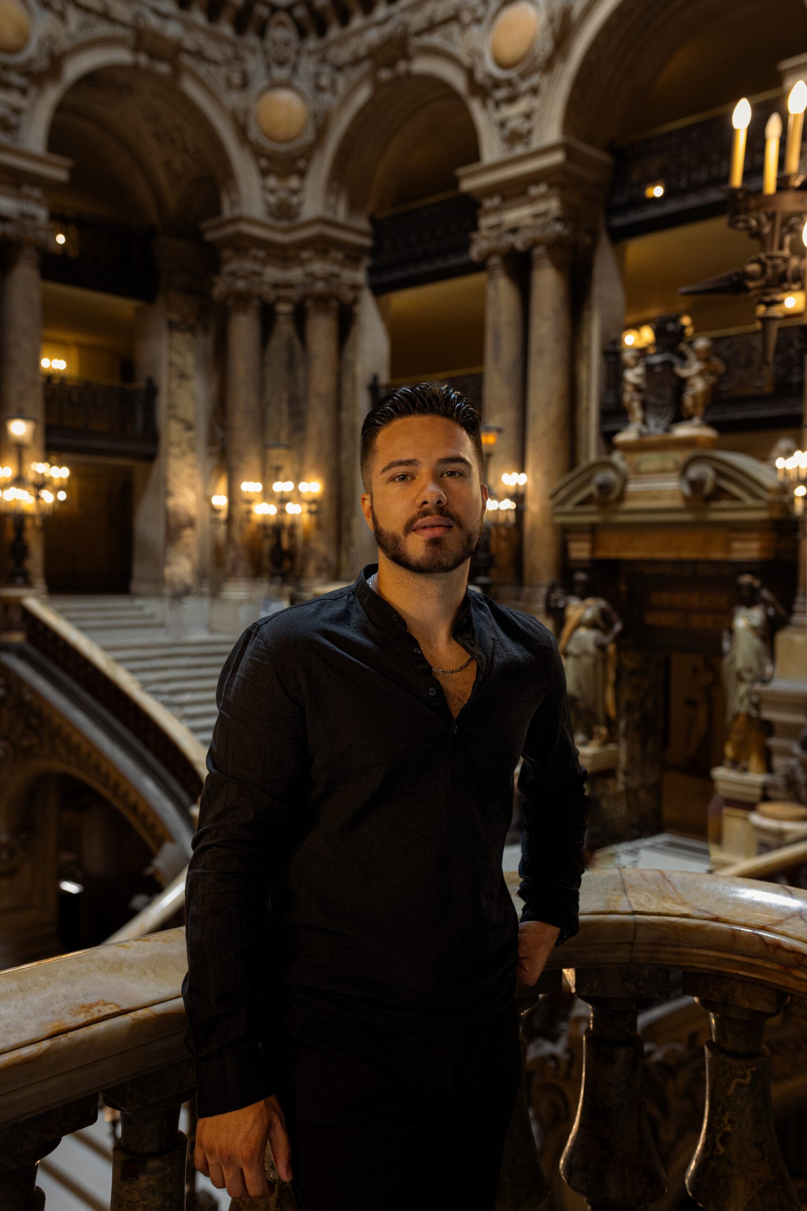 Portrait de Erdem au Palais Garnier à Paris lors d’une séance photo