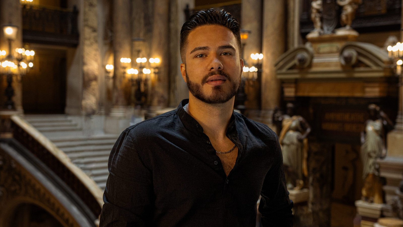 Portrait élégant d’Erdem au Palais Garnier à Paris, réalisé par la photographe Laura Xavier.