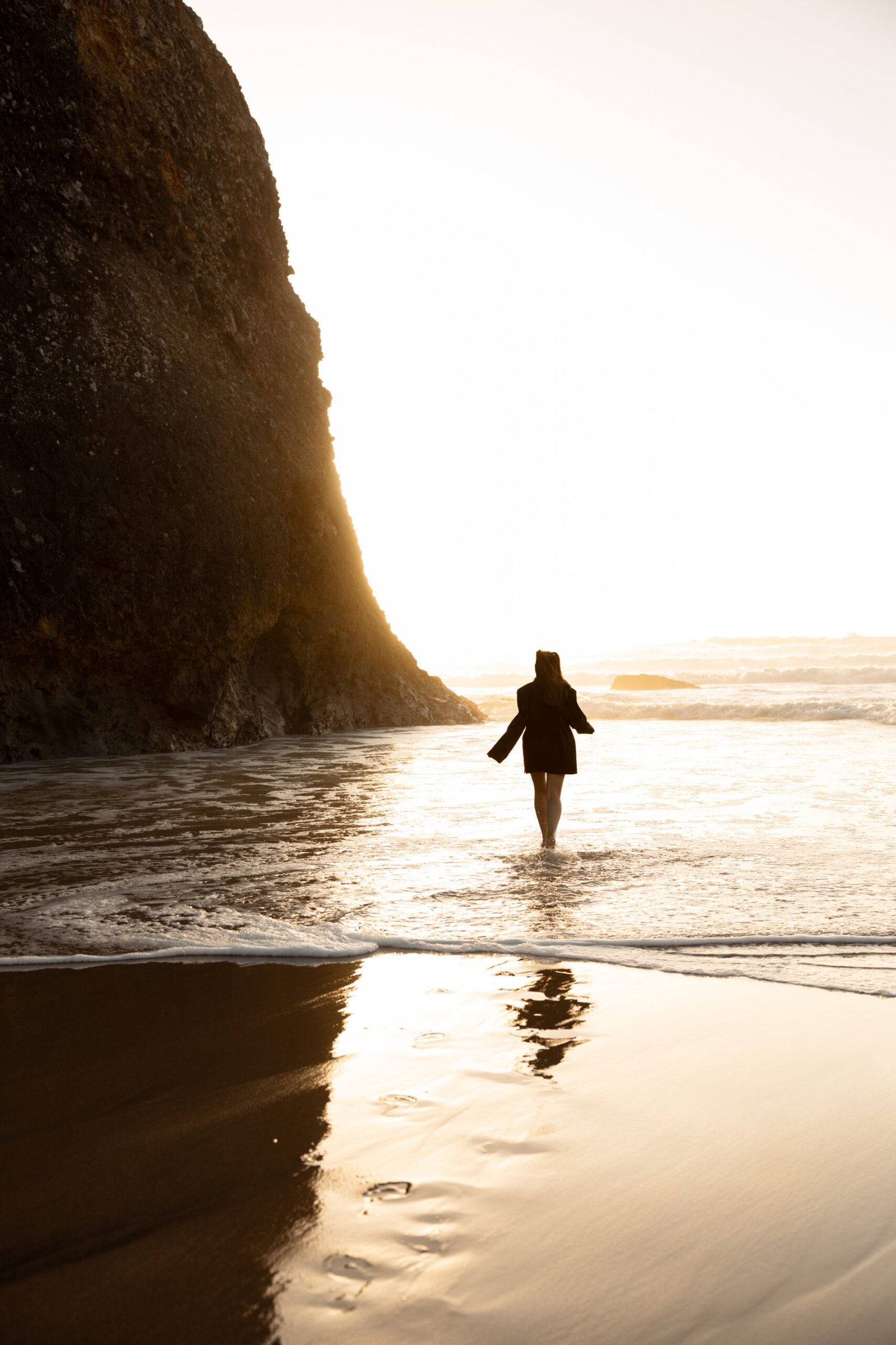 Portrait artistique de Laura marchant au bord de l’océan lors d’un voyage photo au Portugal