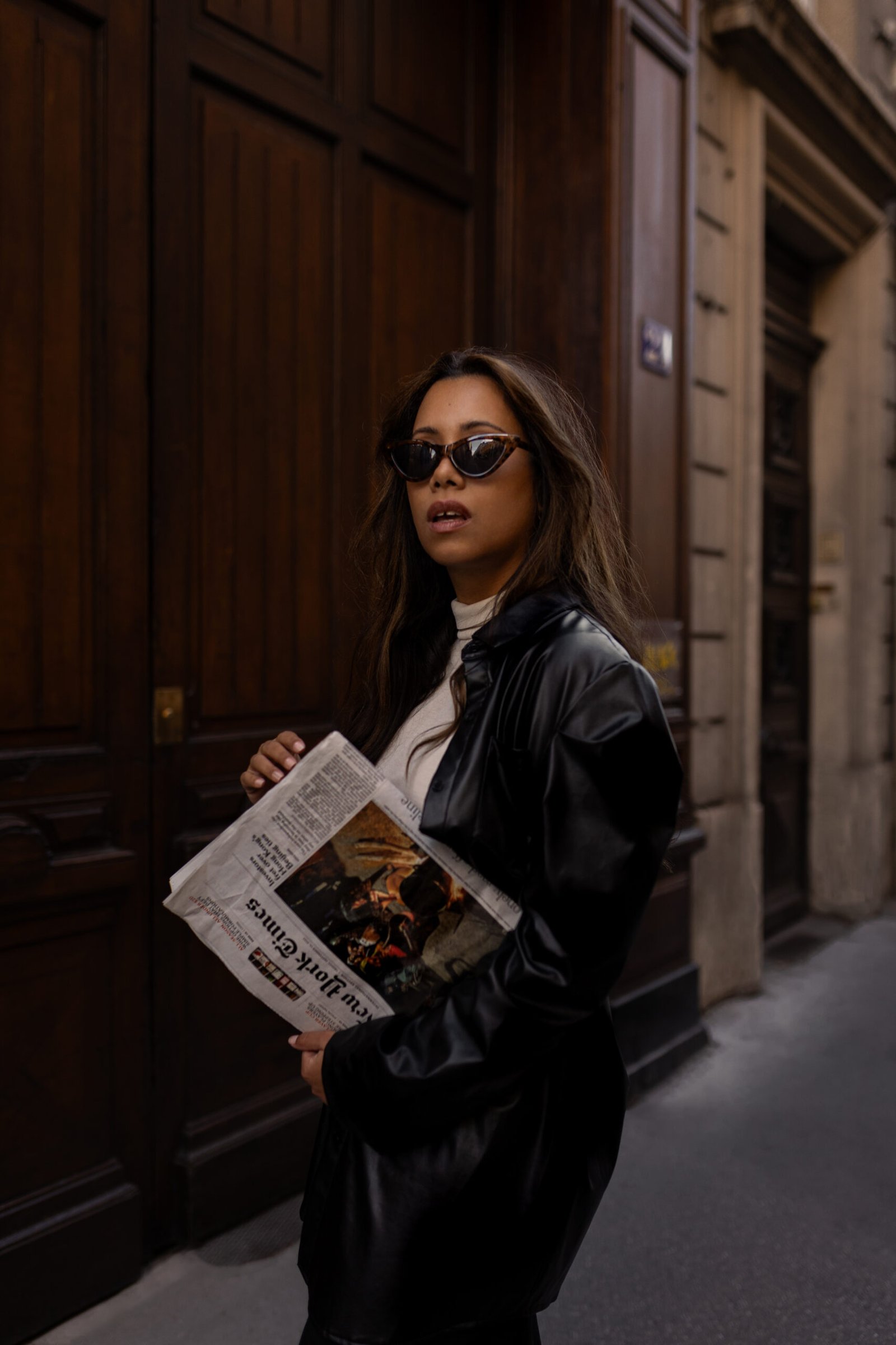 ADELINE-1 Portrait de Mélissa dans les rues de Lyon avec un journal