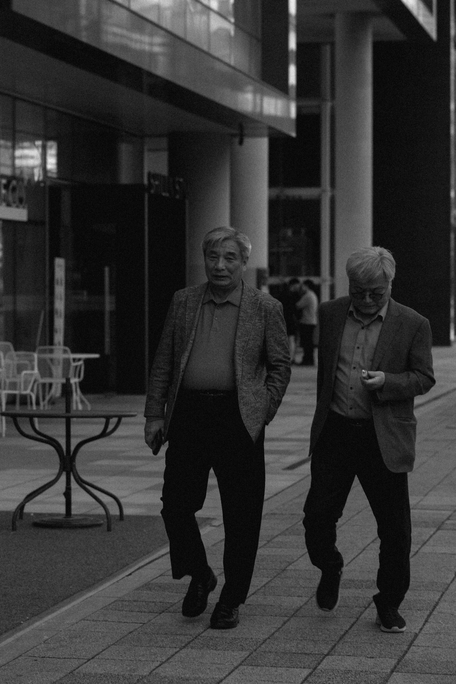 Scène de rue en noir et blanc à Séoul, voyage photo artistique