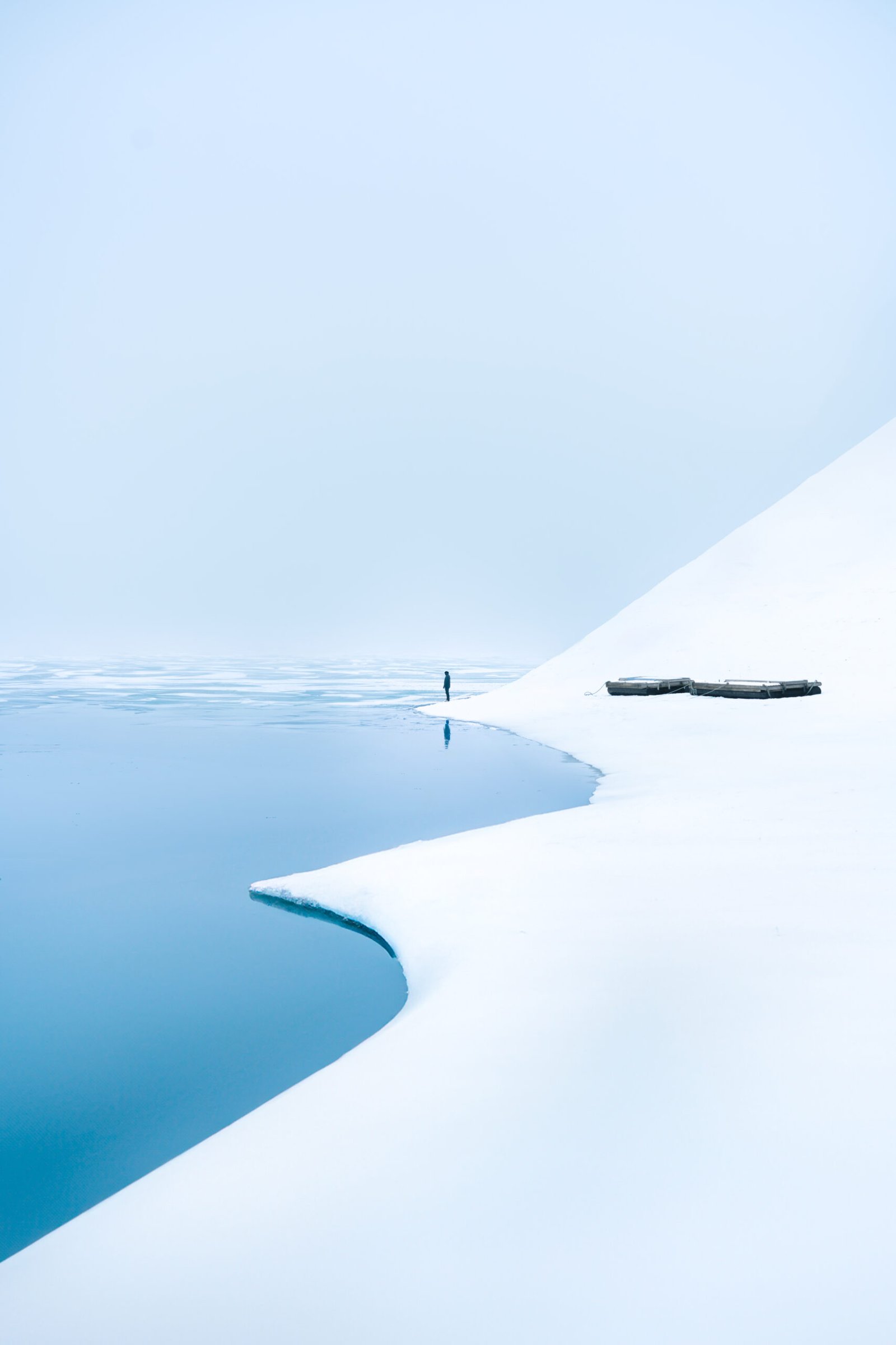 Paysage enneigé et lac bleu en Islande, contenu pour agence de location de van