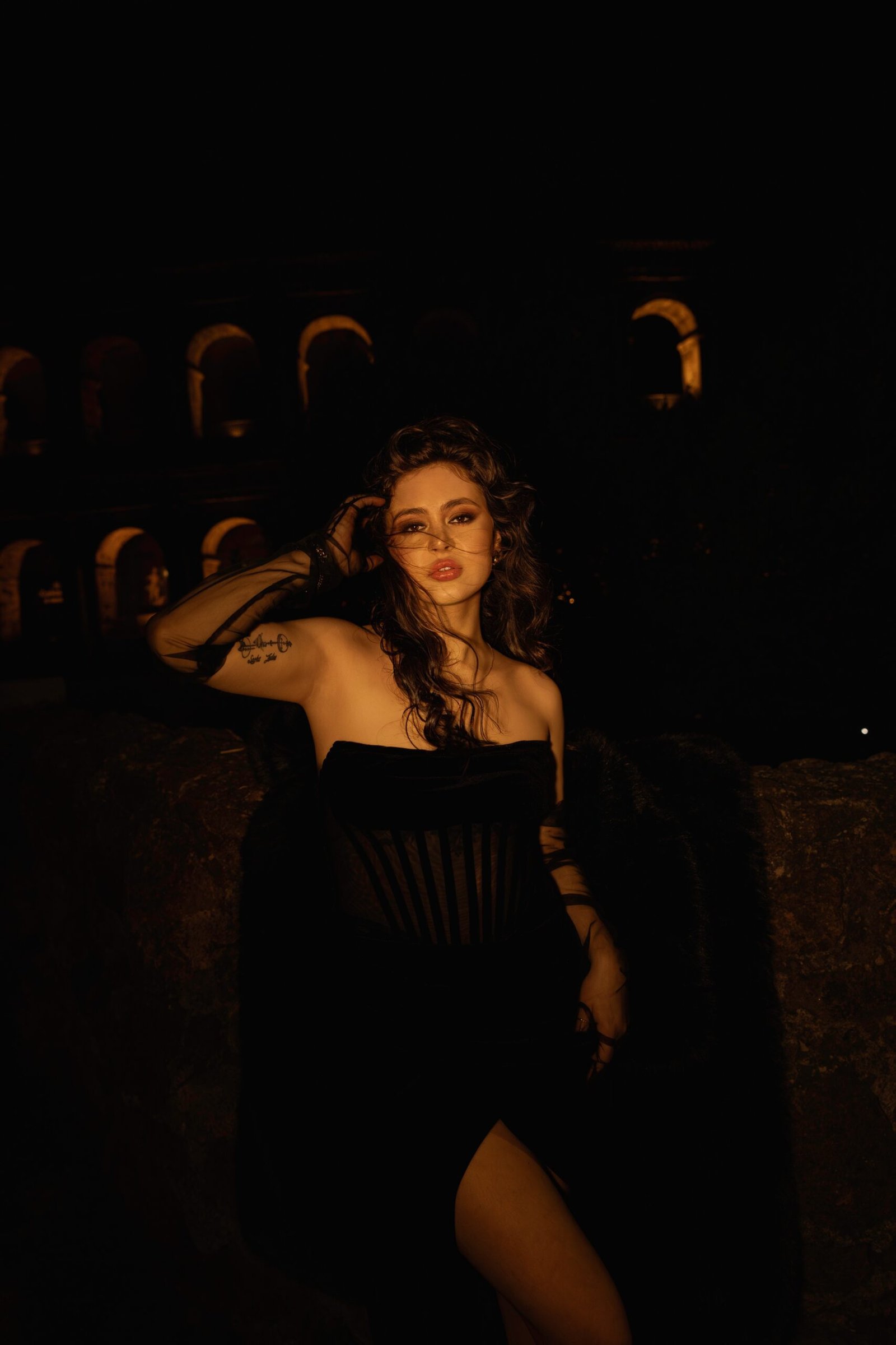 Portrait artistique d’Elodie en robe noire lors d’un voyage photo en Italie