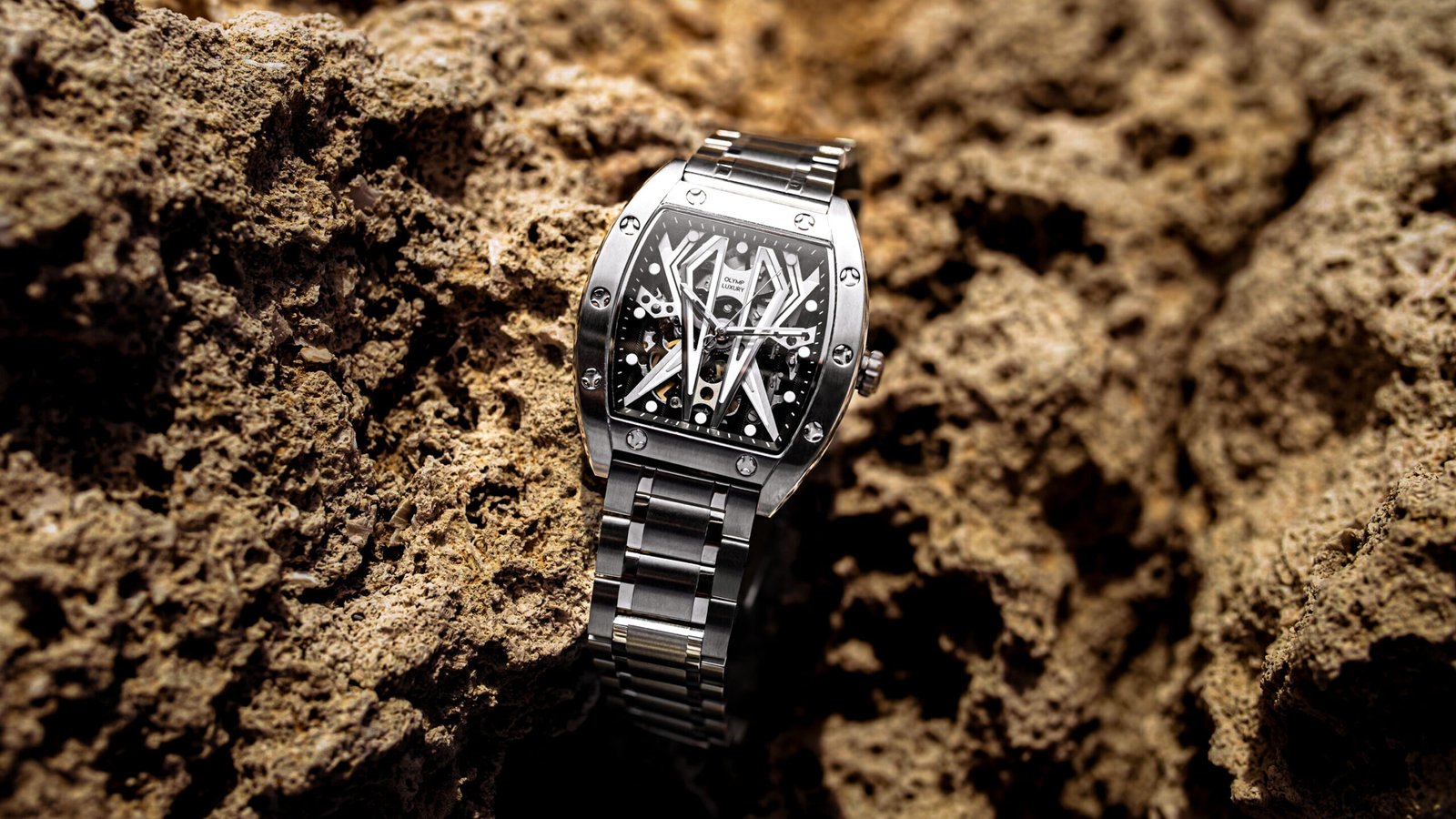 hoto packshot d’une montre en extérieur pour une marque, réalisée par la photographe Laura Xavier.