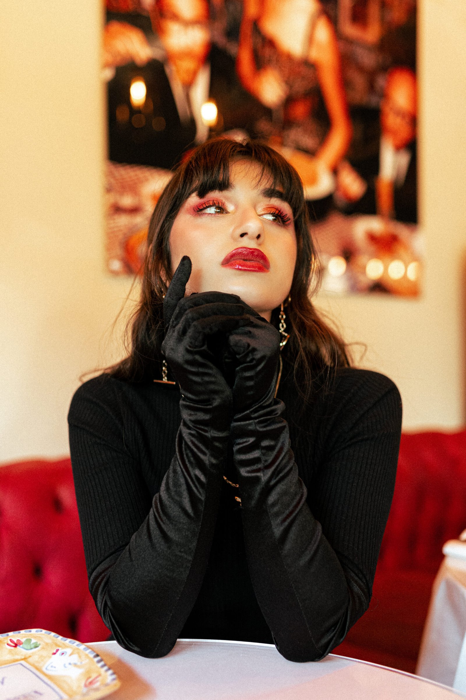 Portrait artistique d’une femme dans un restaurant à Lyon