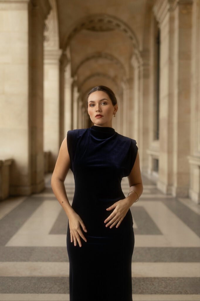 Portrait corporate à Paris avec Elena, réalisé par la photographe Laura Xavier.