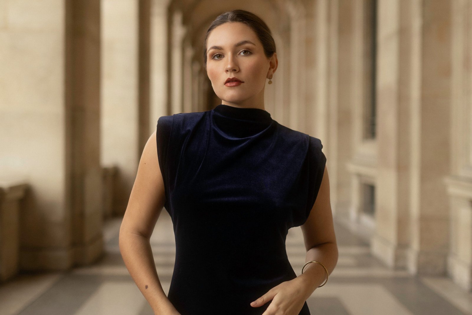 Portrait professionnel d’Elena à Paris dans un style corporate, capturé par Laura Xavier.