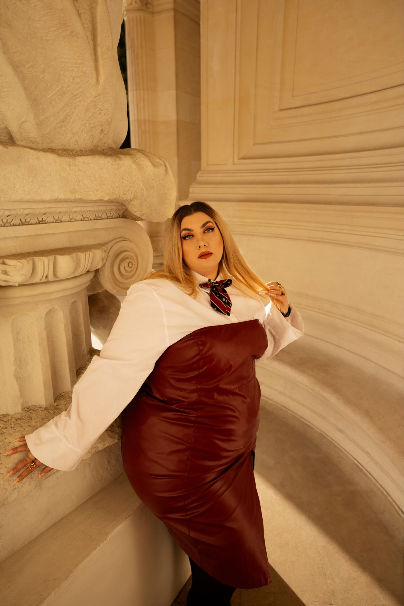 Portrait de Virginie posant dans un lieu historique à Paris