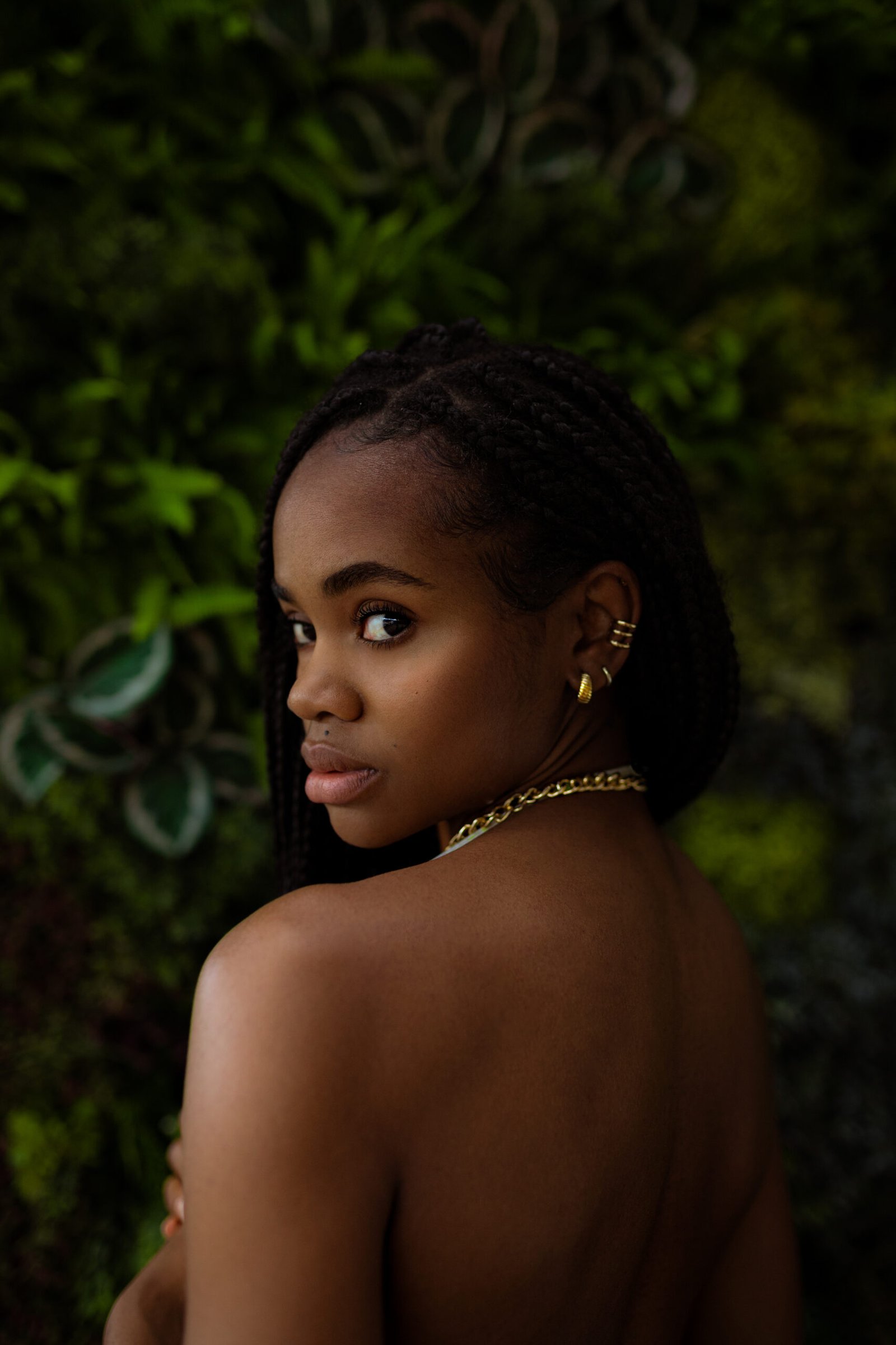 Portrait artistique d’Honorine en extérieur à Lyon