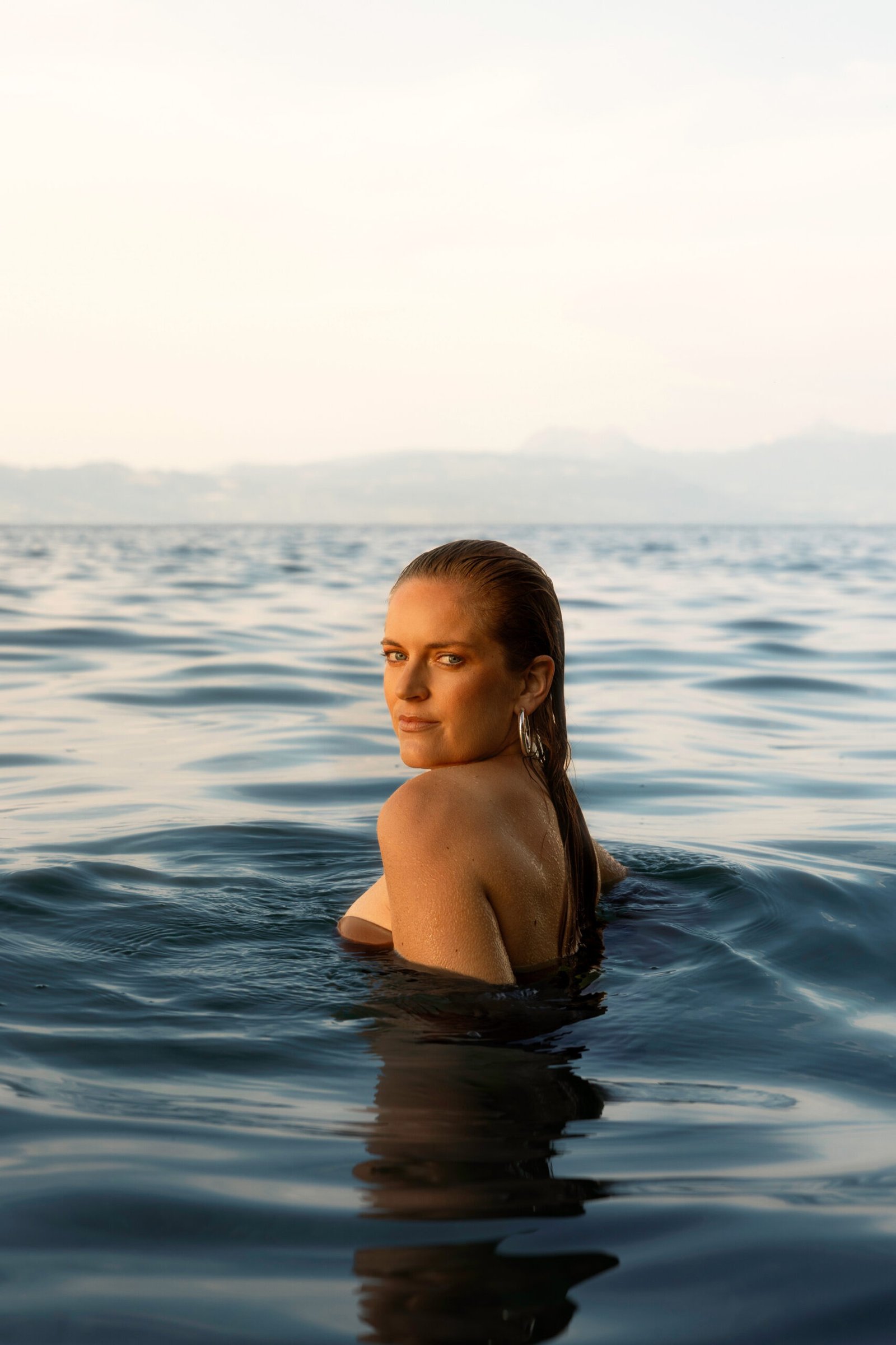 Portrait d’une femme dans l’eau à Annecy, réalisé par la photographe Laura Xavier.