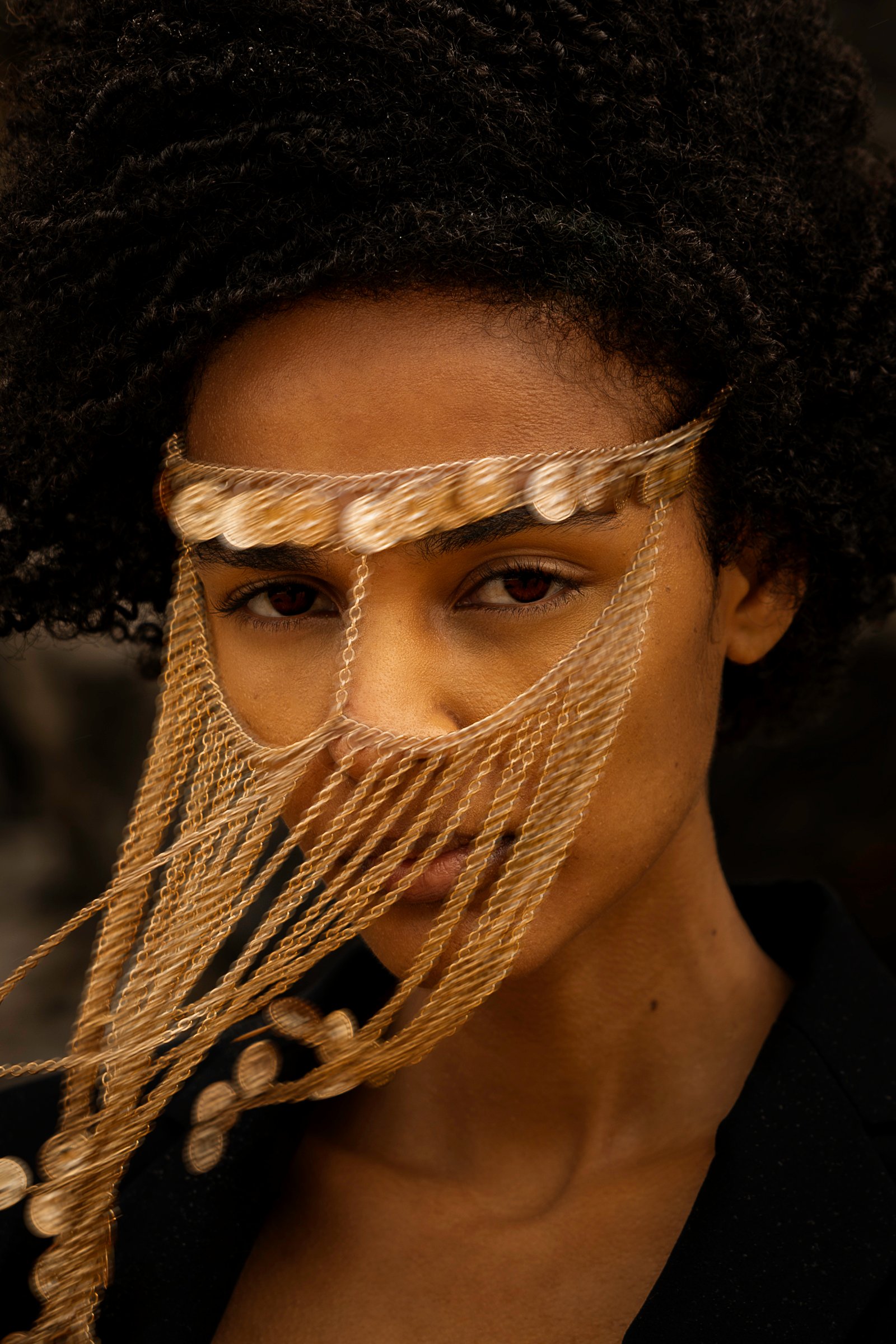 ADELINE-1 Portrait artistique de Kivénia avec accessoire doré lors d’un voyage photo au Portugal