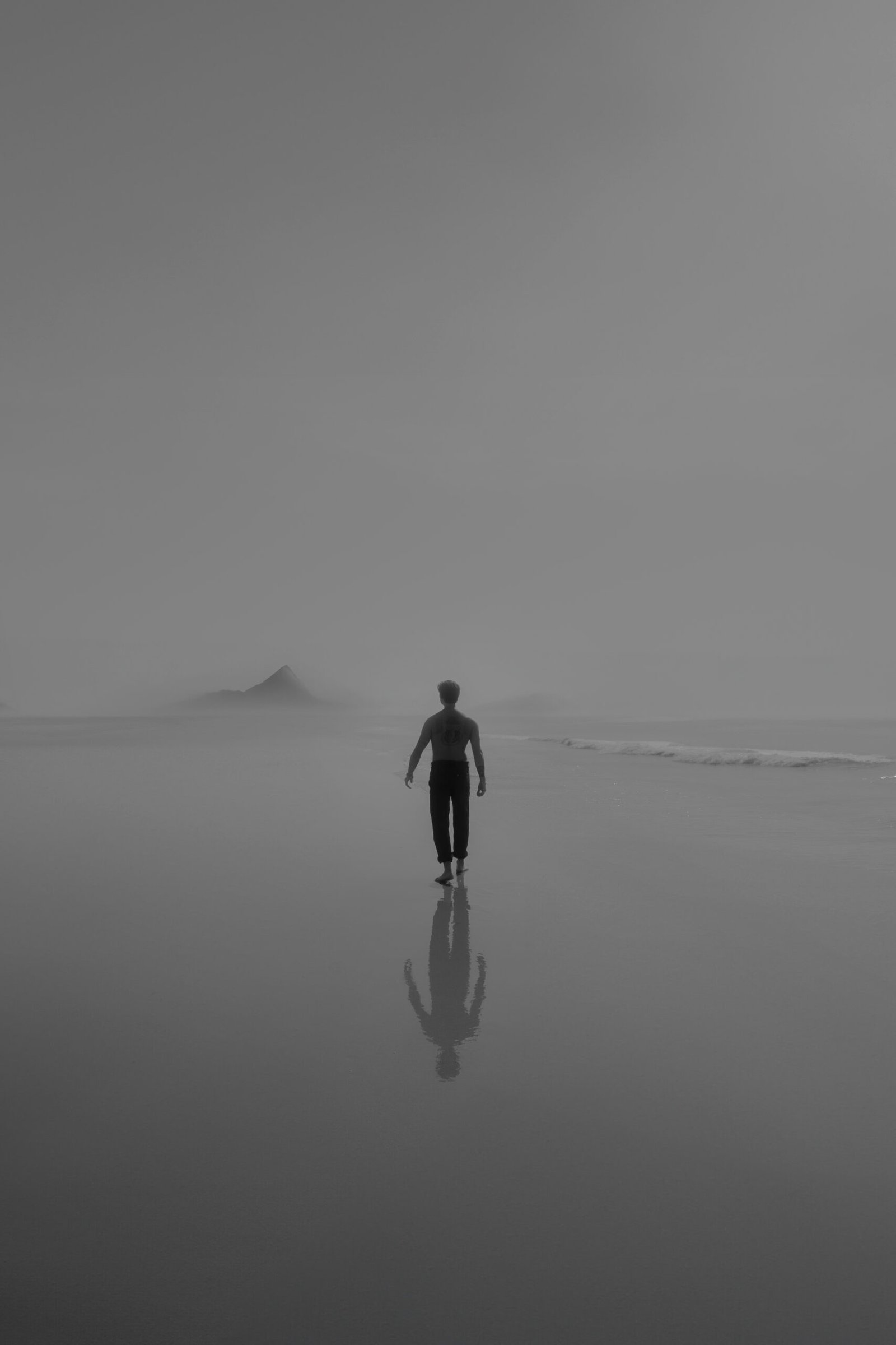 ADELINE-1 Lorenzo marchant sur une plage au Portugal, photo minimaliste en noir et blanc
