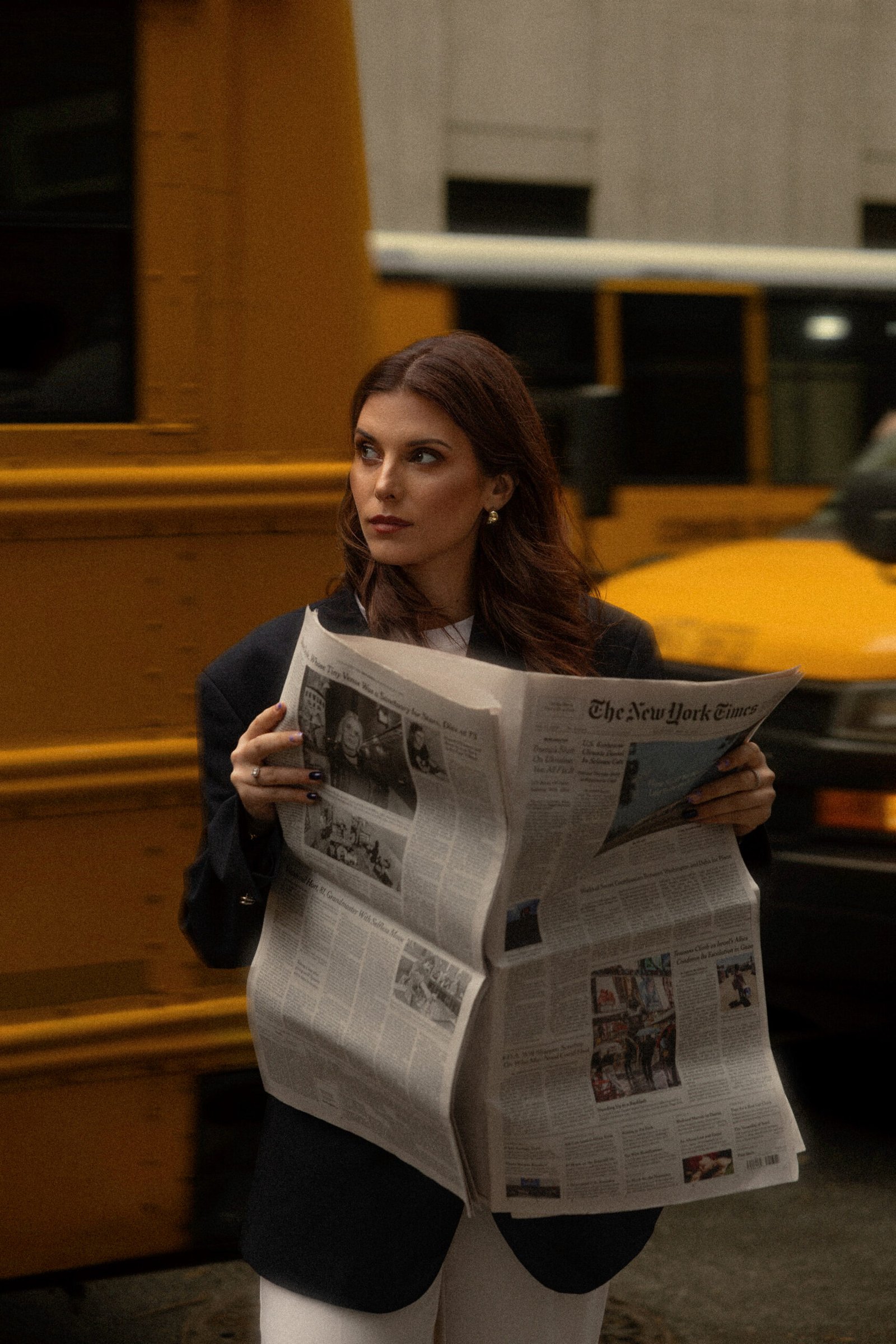 ortrait de Ludivine lisant un journal dans les rues de New York lors d’un voyage photo