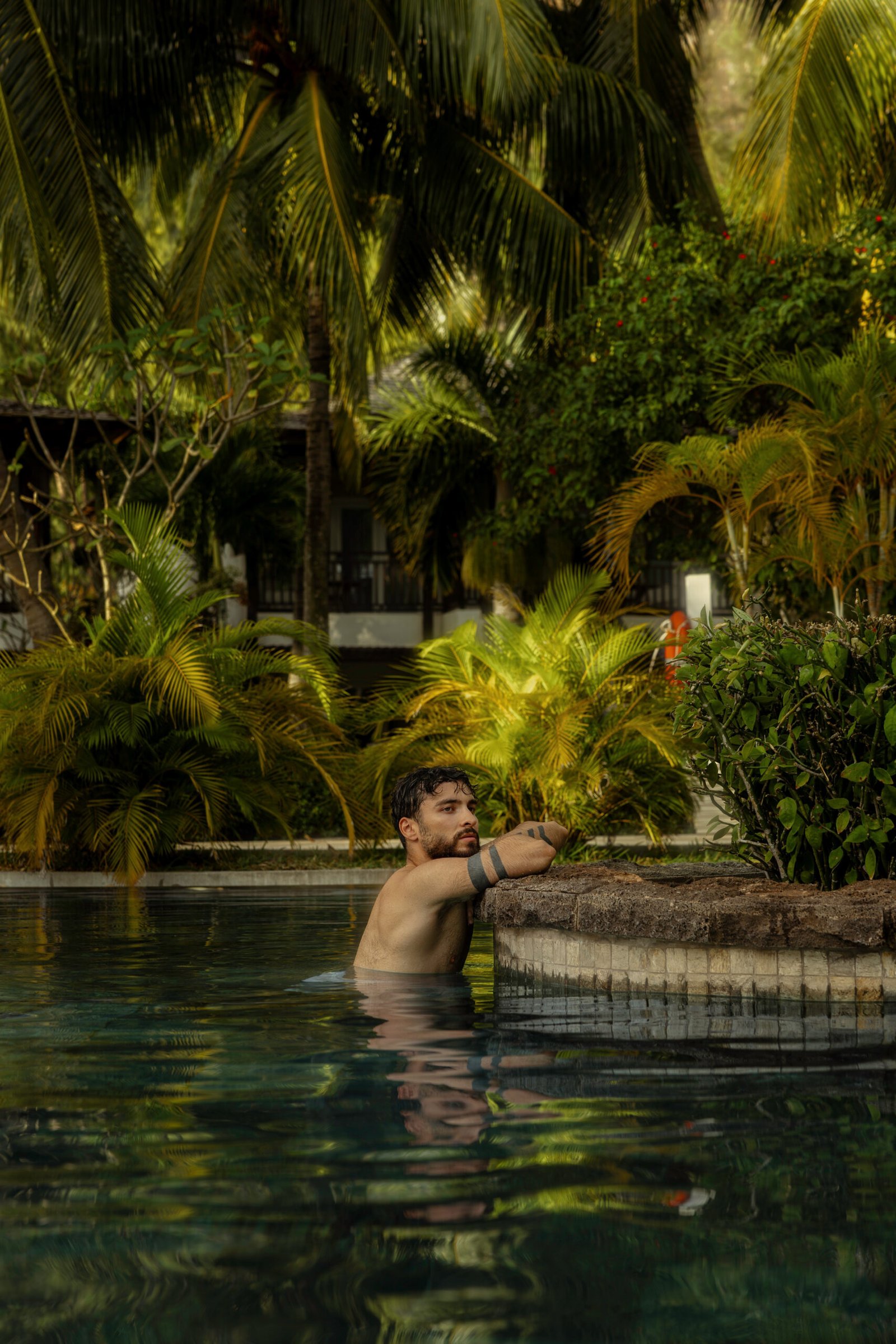 Photo de Matthieu dans la piscine du Lux Le Morne à l’île Maurice pour du contenu hôtel de luxe