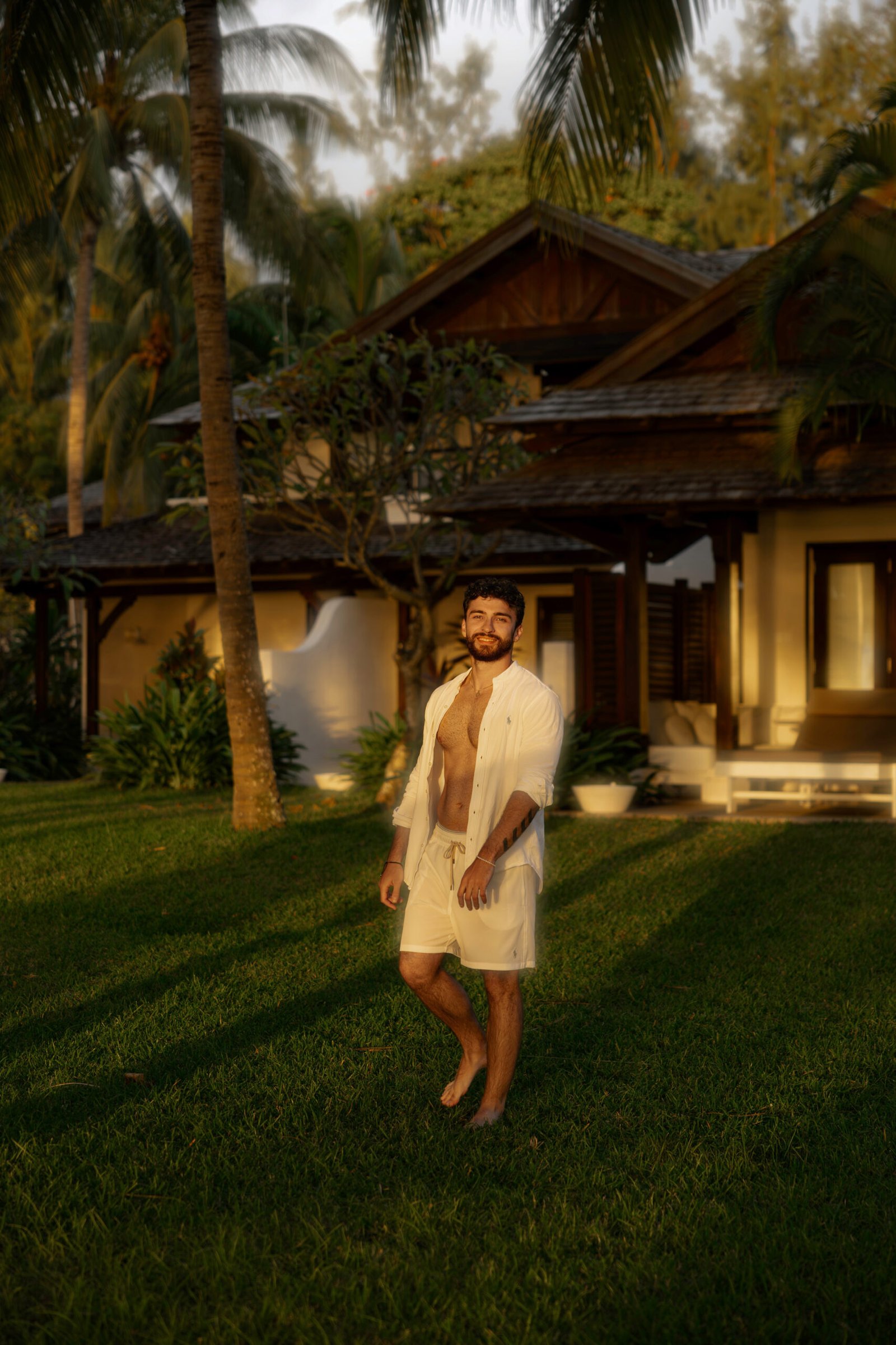 Photo de Matthieu devant une villa du Lux Le Morne à l’île Maurice pour du contenu hôtel de luxe