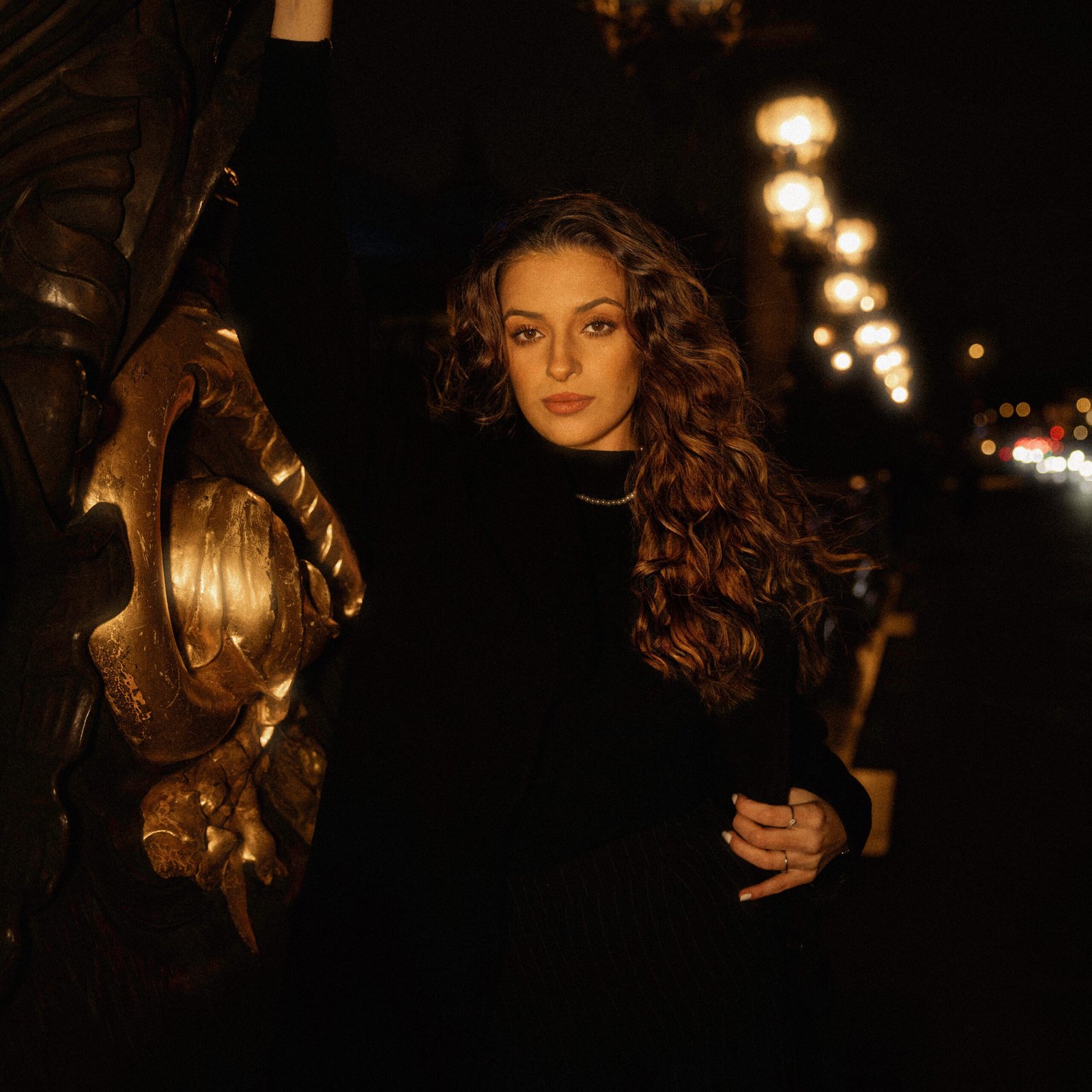 Portrait lumineux capturé de nuit dans les rues de Paris par Laura Xavier.