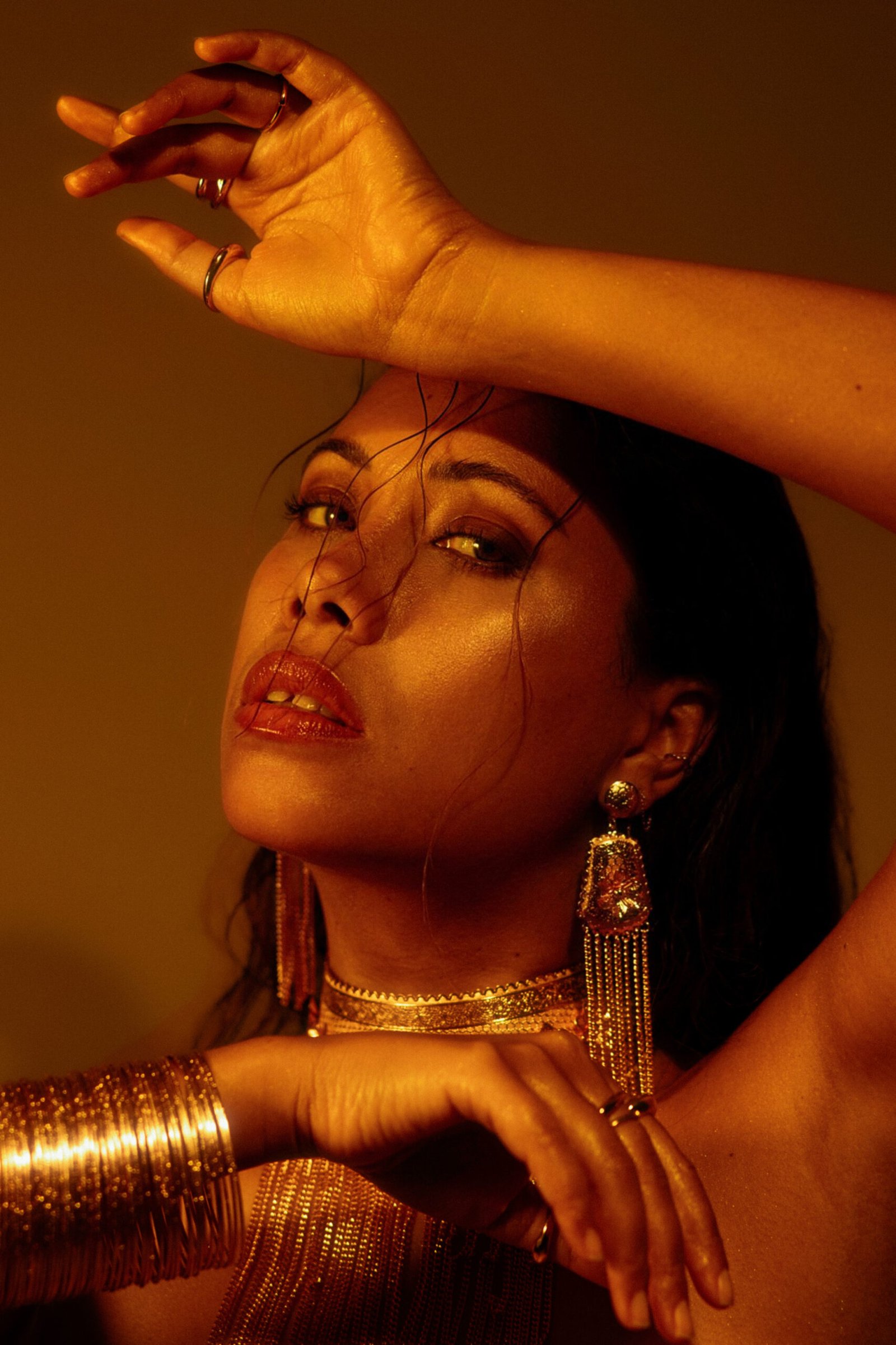 Portrait artistique de Mélissa en studio photo à Lyon avec bijoux dorés