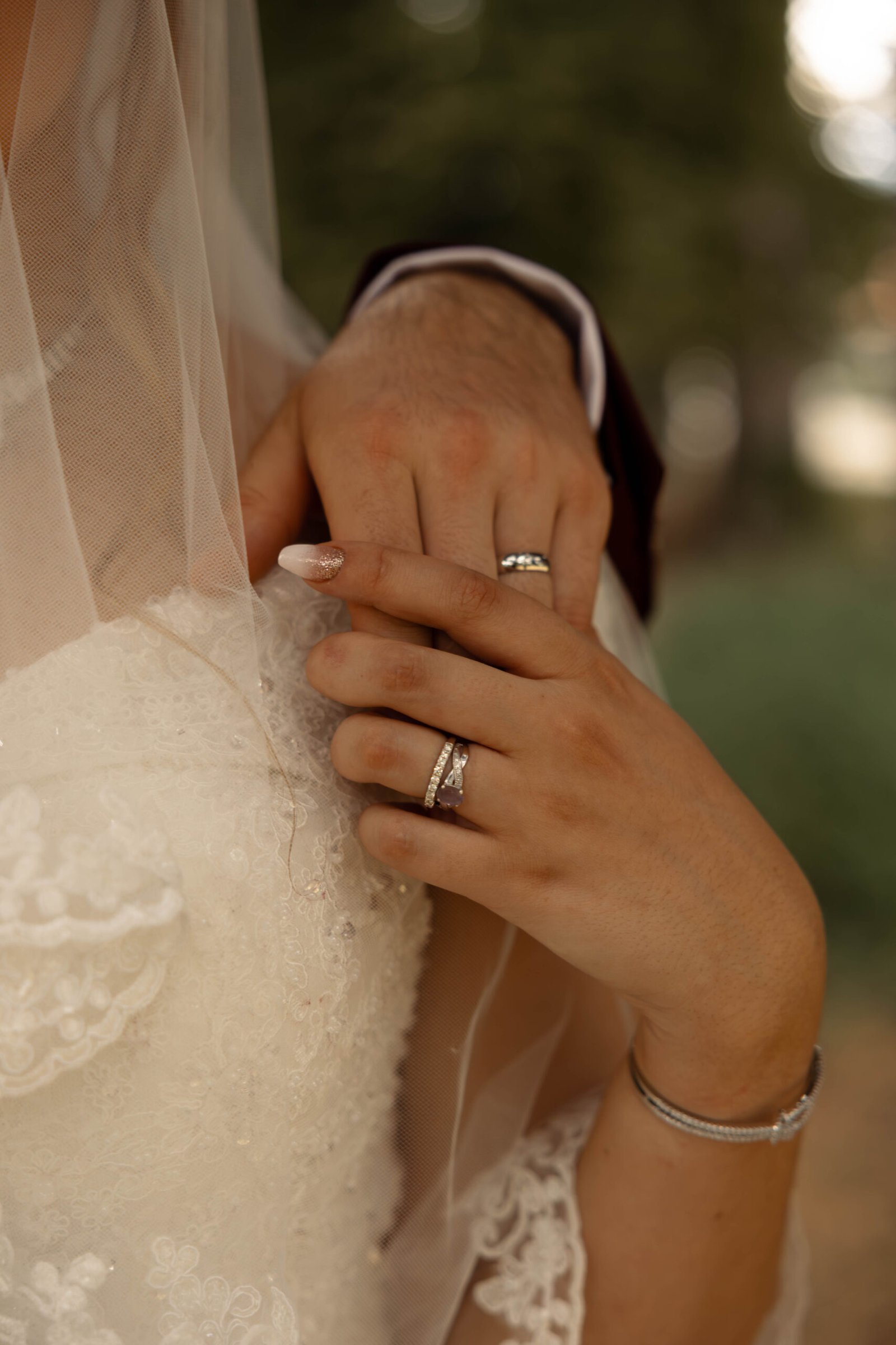 Photo de mariage à Saint-Étienne, gros plan sur les alliances des mariés