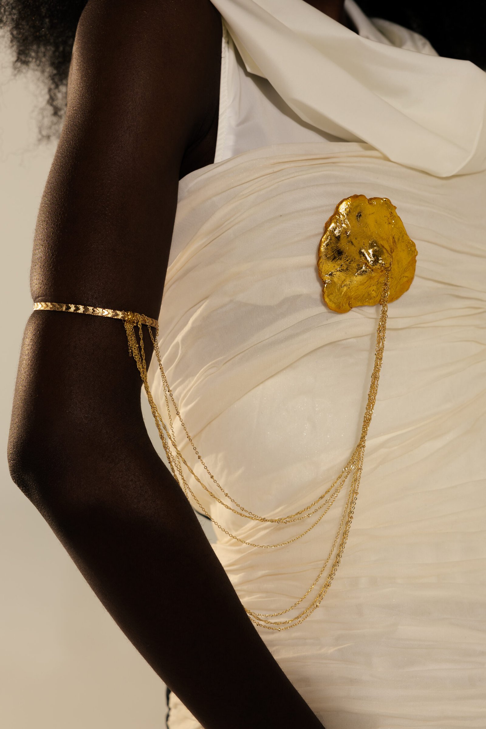 Photo produit de la collection Ophélie, mode à Lyon, détail vêtement et accessoire doré