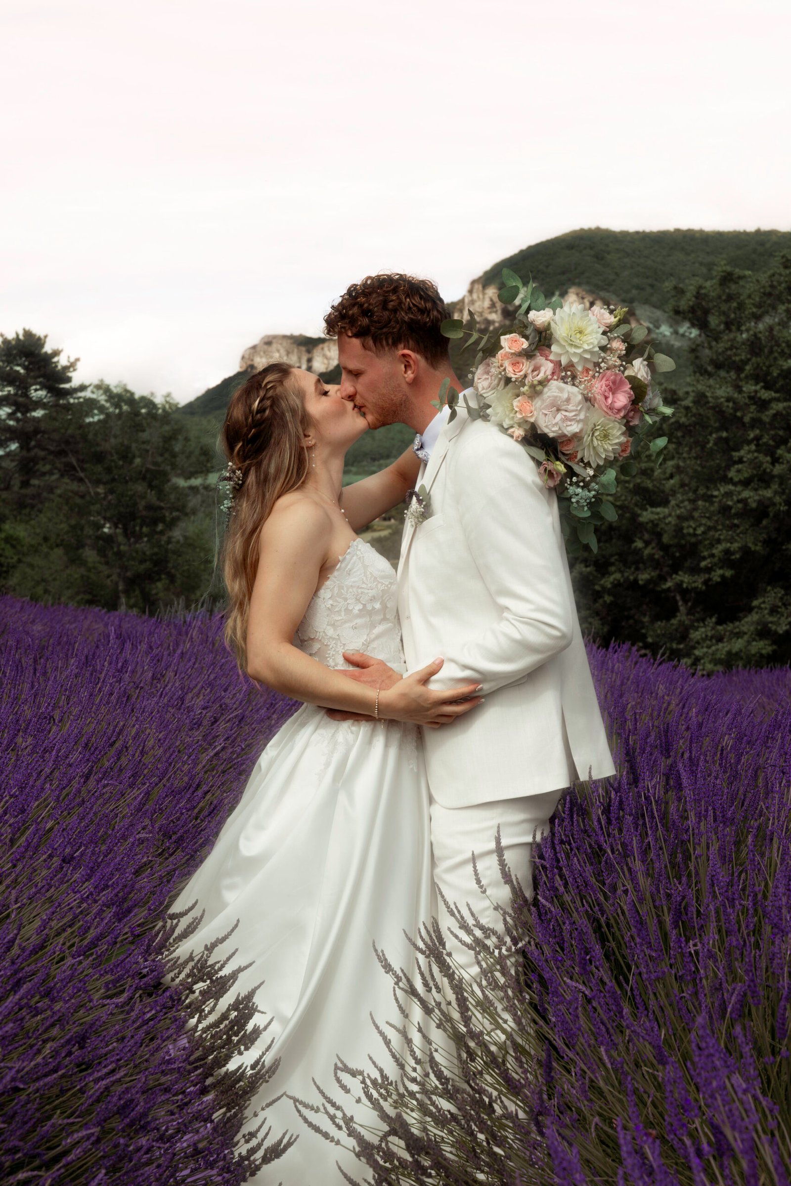 ADELINE-1 Photo de mariage romantique en Ardèche dans un champ de lavande
