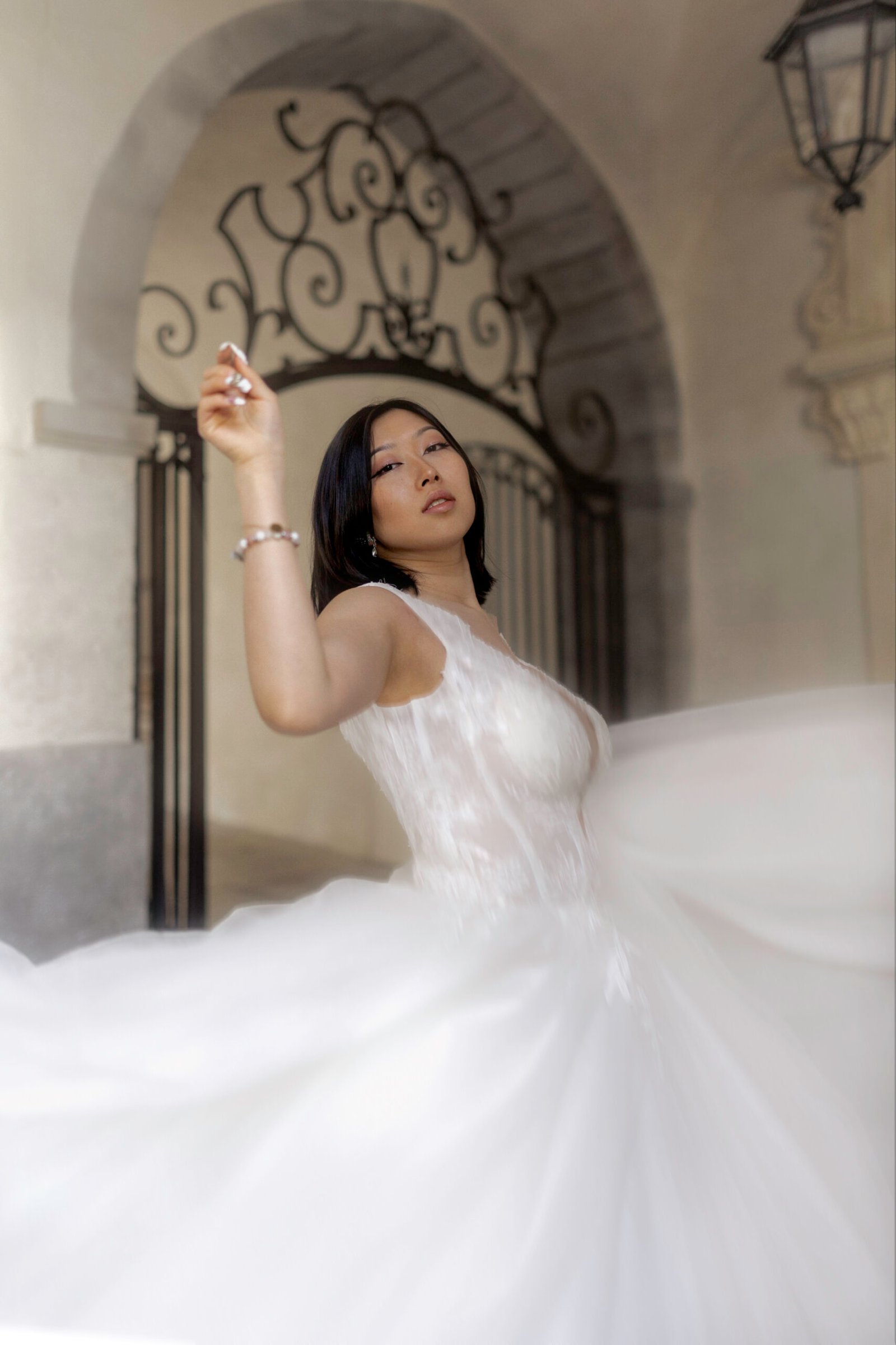 Sophie portant une robe de mariée moderne pour une marque à Lyon