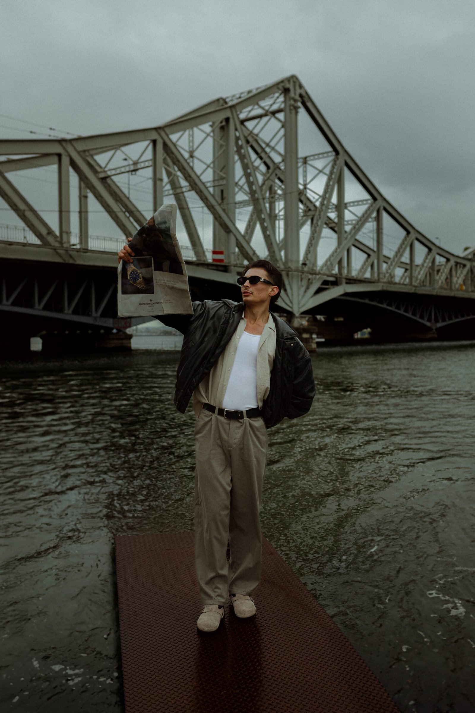 Portrait d’un homme à Lyon dans un style années 90, réalisé par la photographe Laura Xavier.