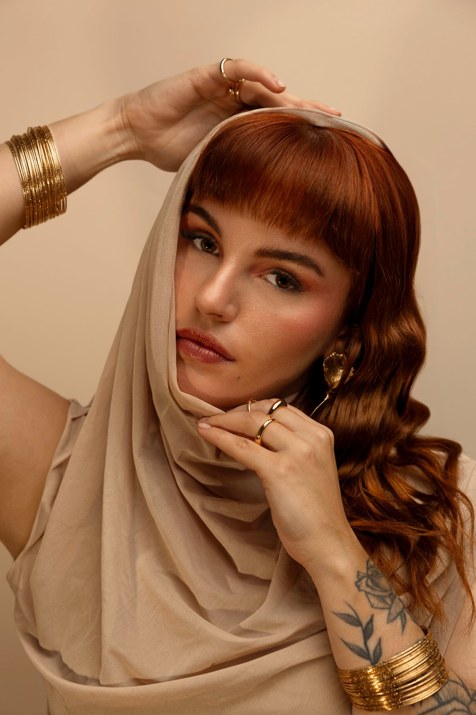 Portrait professionnel d’une femme en studio photo à Lyon