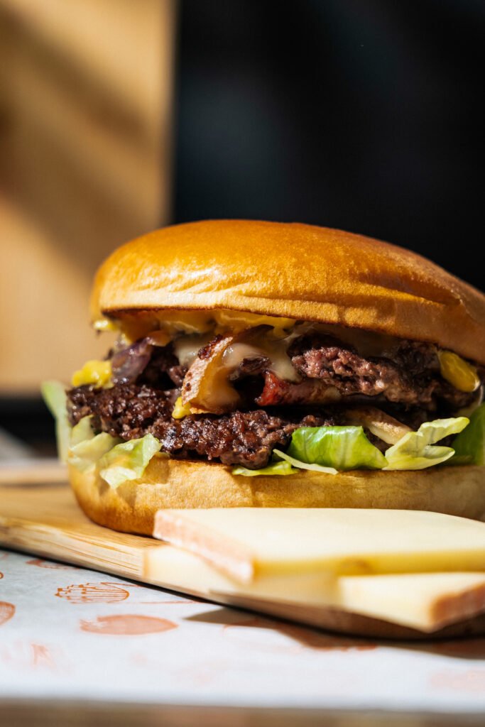 Photo de burger réalisée pour les réseaux sociaux et pour Uber Eats, par la photographe Laura Xavier.
