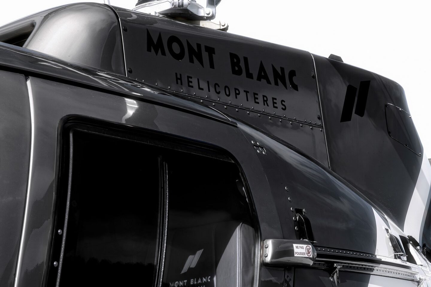 Photographie aérienne du Mont-Blanc depuis un hélicoptère, réalisée par la photographe Laura Xavier.