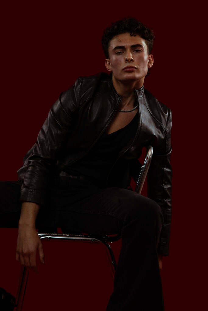 Photo créative en studio à Lyon avec Rémi, réalisée par la photographe Laura Xavier.