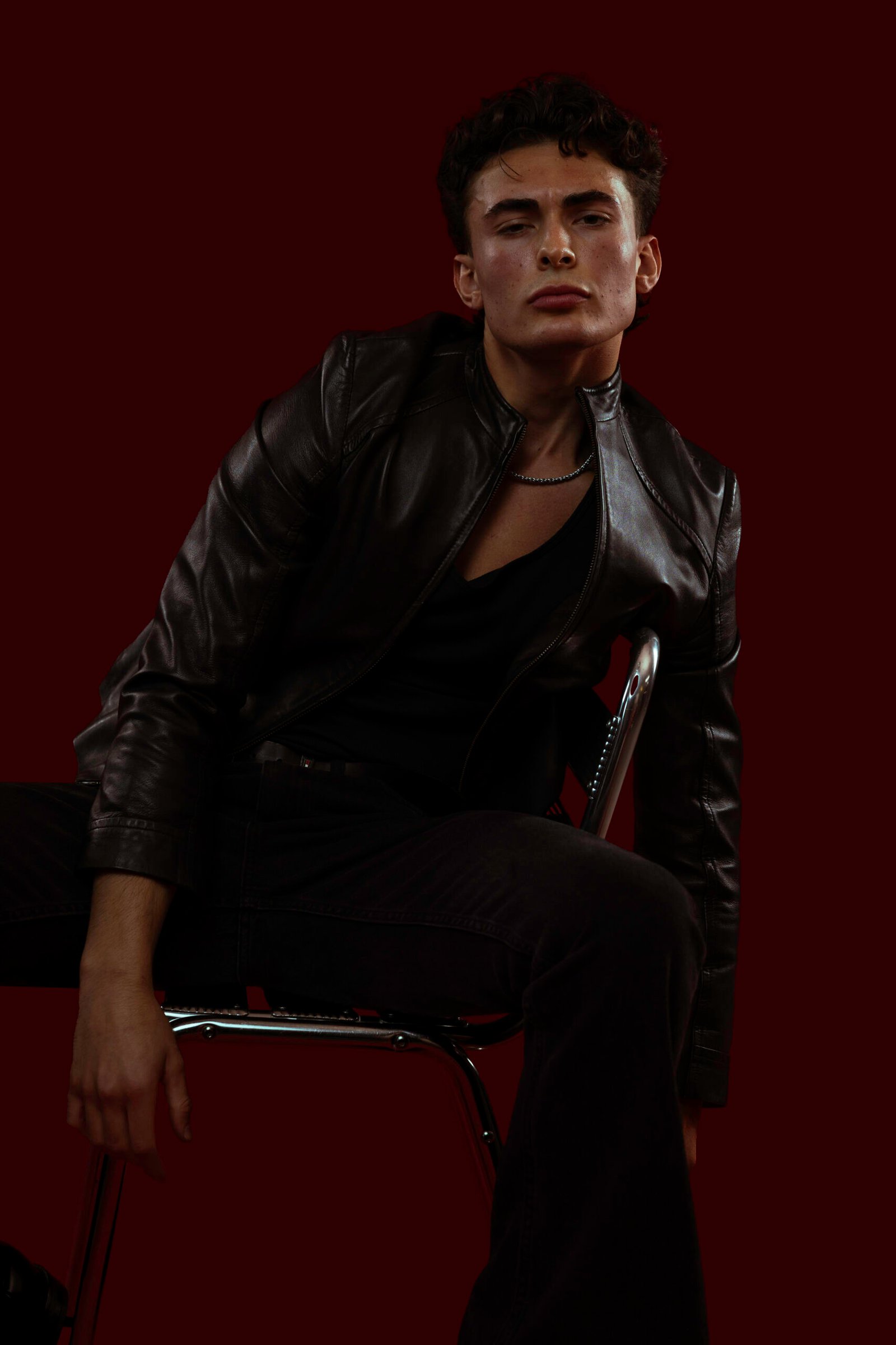 Portrait artistique de Rémi en studio photo à Lyon avec veste en cuir