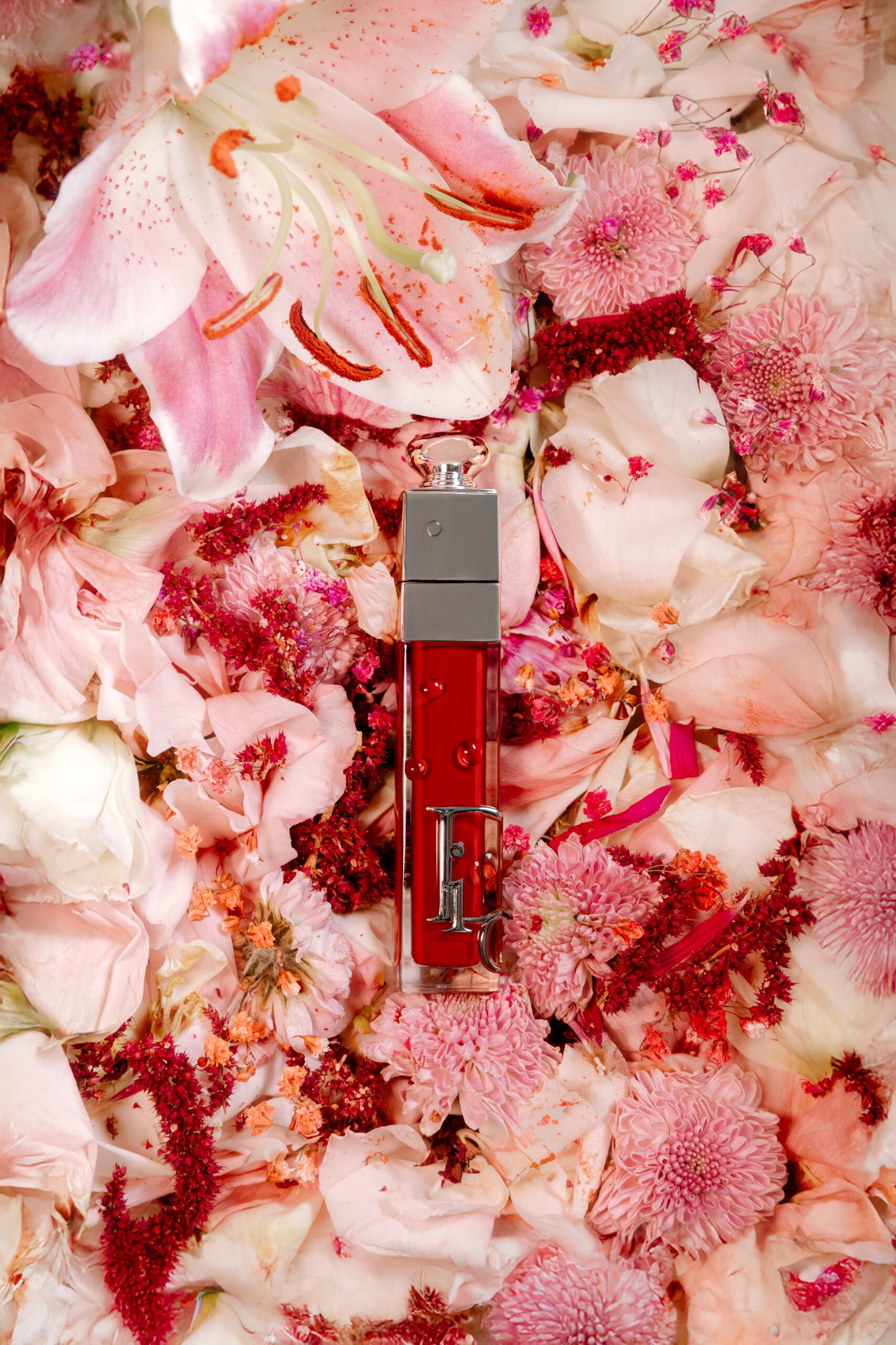 Photo produit de la collection Gloss DIOR, à Paris, remplis de fleurs.